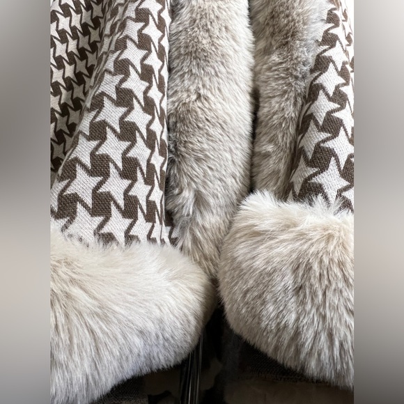 Cream and Brown Houndstooth with Faux Fur - Picture 5 of 7